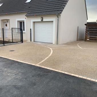 Aménagement des extérieurs en béton désactivé et réalisation d’une terrasse en carrelage effet parquet